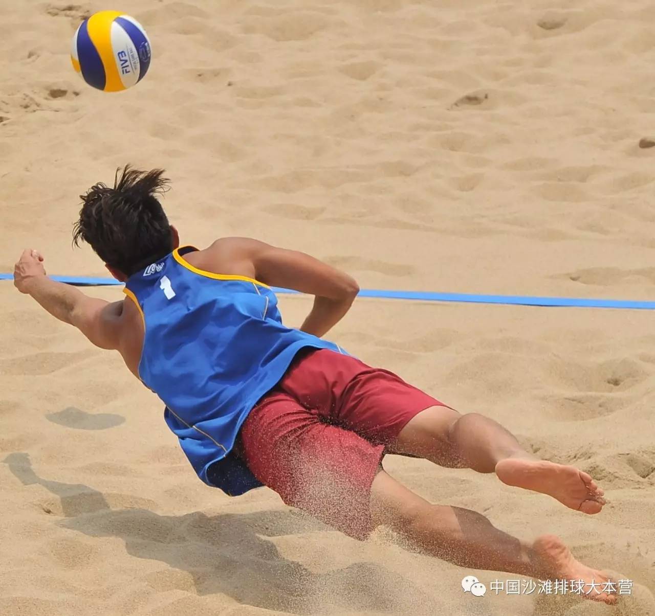 大师赛巅峰对决！北城独角兽队小胜塞北鲨队队，排球赛场再起波澜；禁区内连续解围的简单介绍