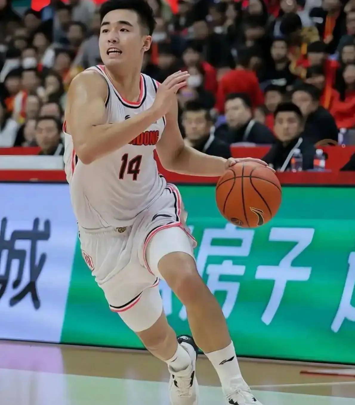 JJB-关于清晨体能课后，浙江队篮板制胜备战全明星赛，气氛紧张，年轻球员得到机会的信息