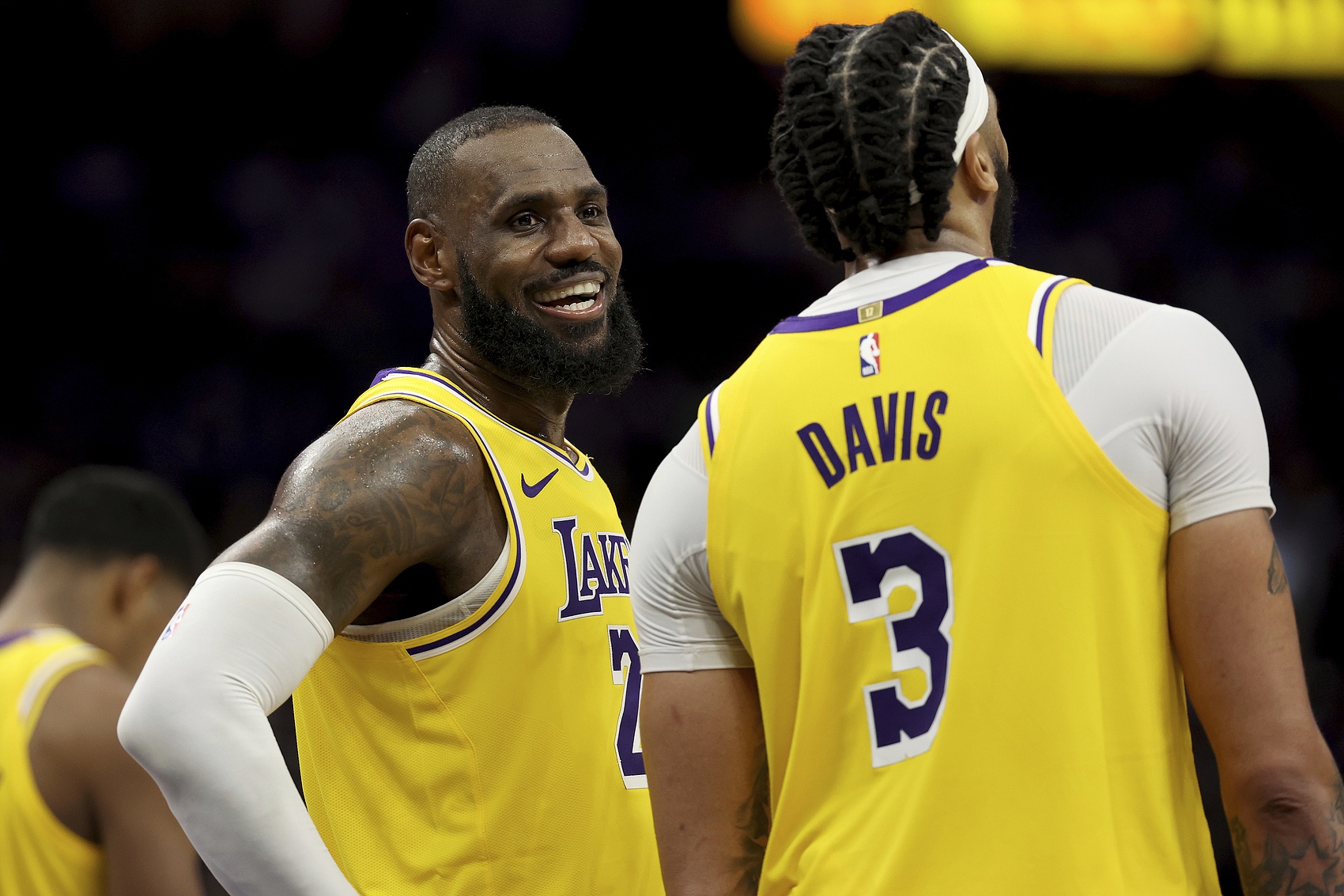 竞技宝-关于詹姆斯回归赛场，连败首场状态亮眼，老鹰观众沸腾！的信息